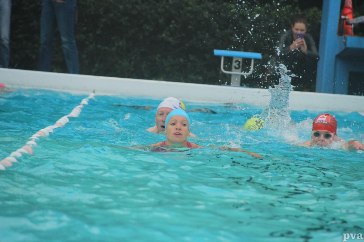 Triathlon Eibergen. Een groep mensen zwemt in een zwembad.