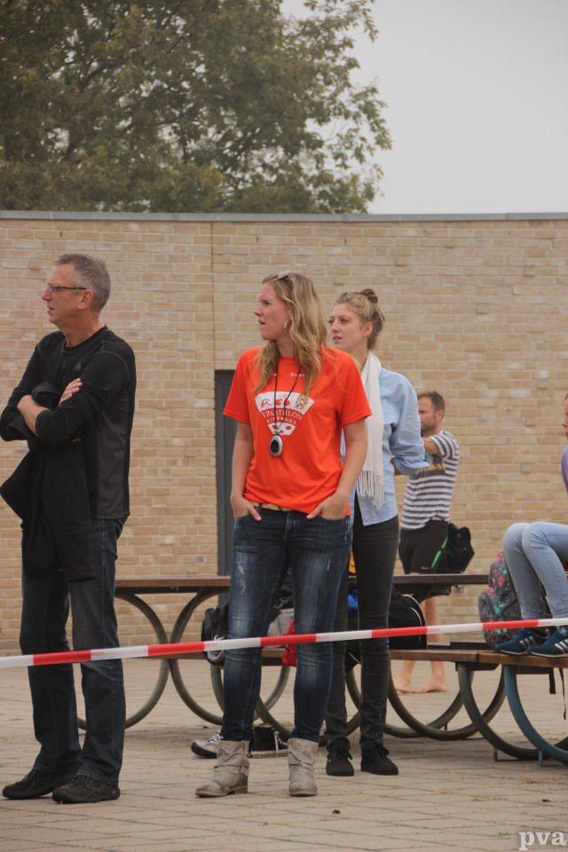 Triathlon Eibergen. Een groep mensen staat rond een picknicktafel.
