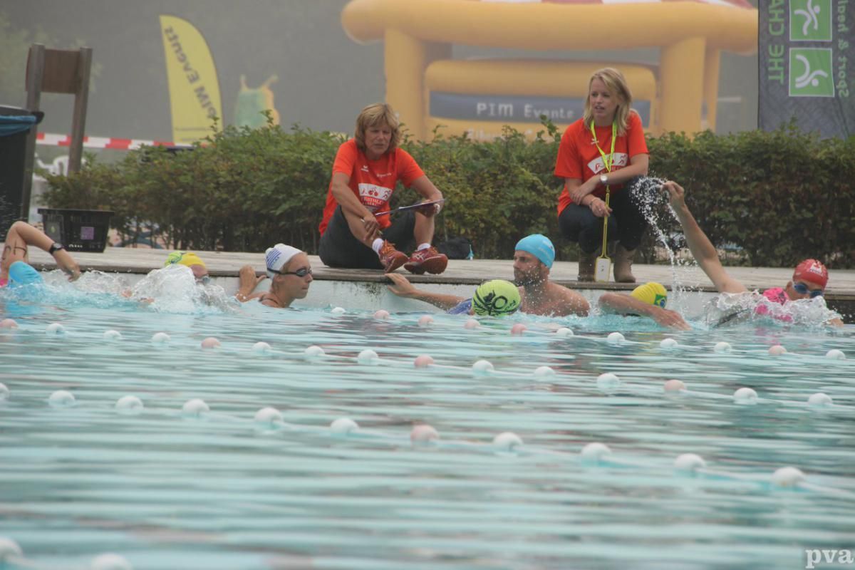 Triathlon Eibergen. Een groep mensen zwemt in een zwembad.