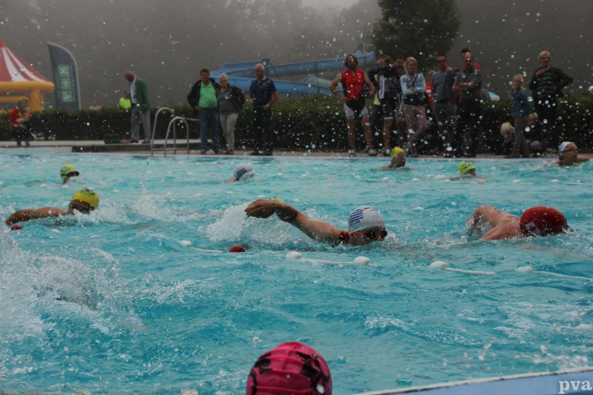 Triathlon Eibergen. Een groep mensen zwemt in een zwembad.