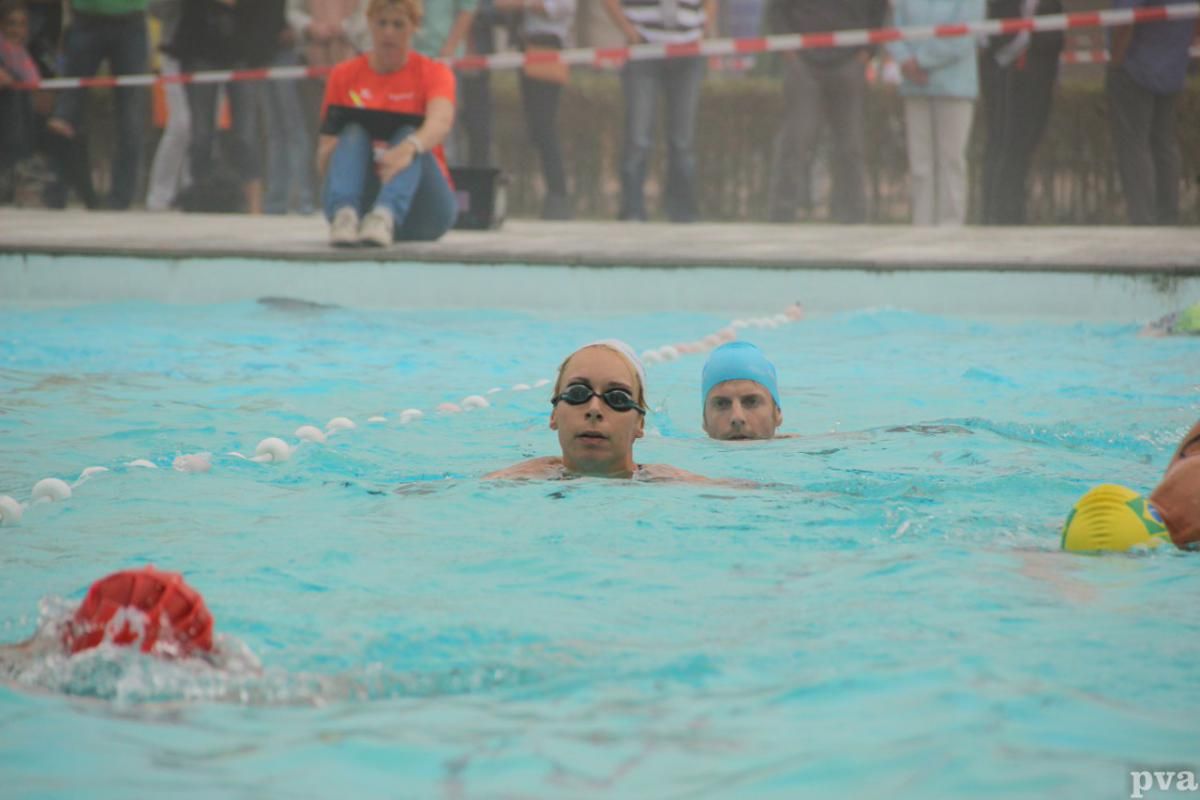 Triathlon Eibergen. Een groep mensen zwemt in een zwembad.