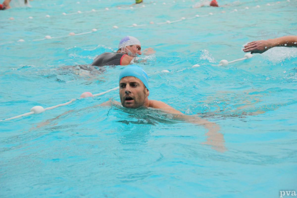 Triathlon Eibergen. Een groep mensen zwemt in een zwembad.