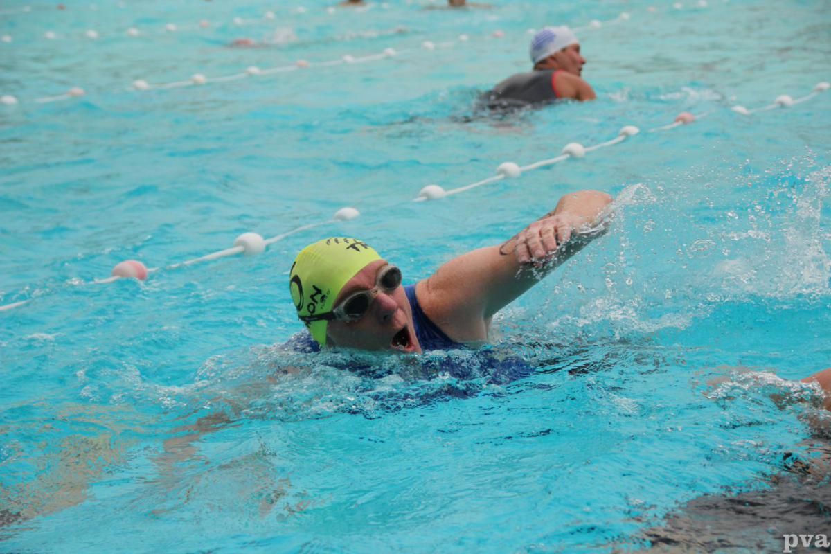 Triathlon Eibergen. Een vrouw zwemt in een zwembad.