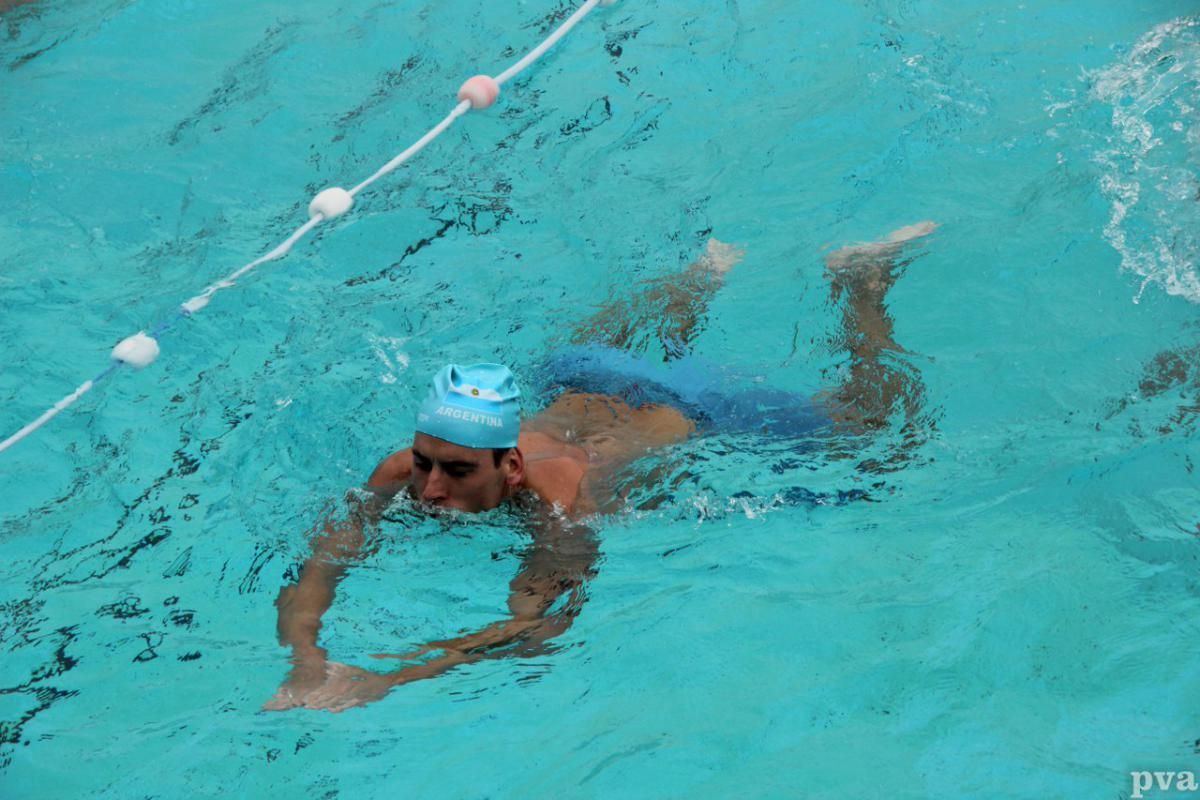 Triathlon Eibergen. Een man zwemt in een zwembad.