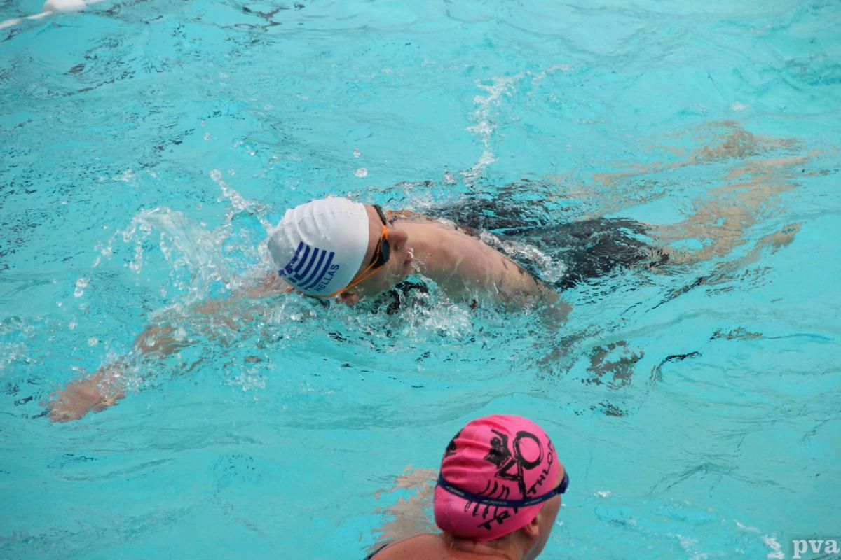 Triathlon Eibergen. Een groep mensen zwemt in een zwembad.