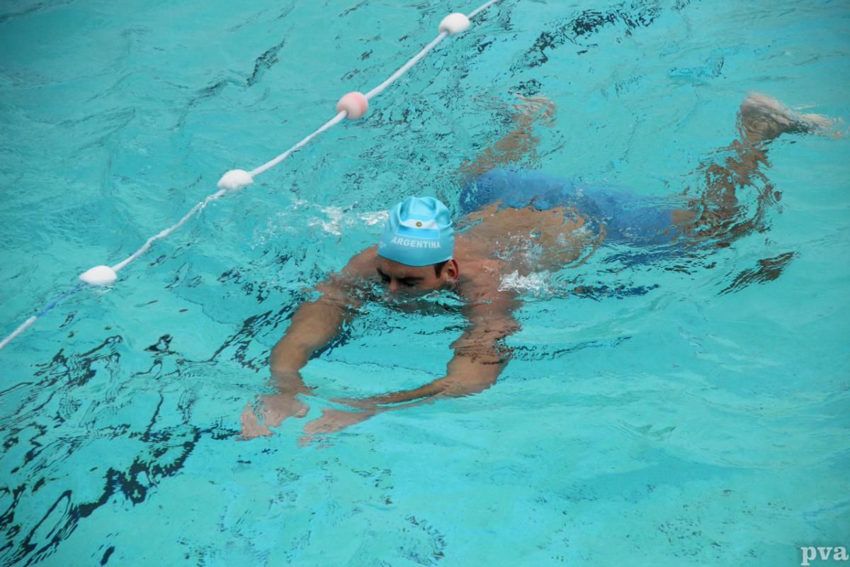 Triathlon Eibergen. Een man zwemt in een zwembad.