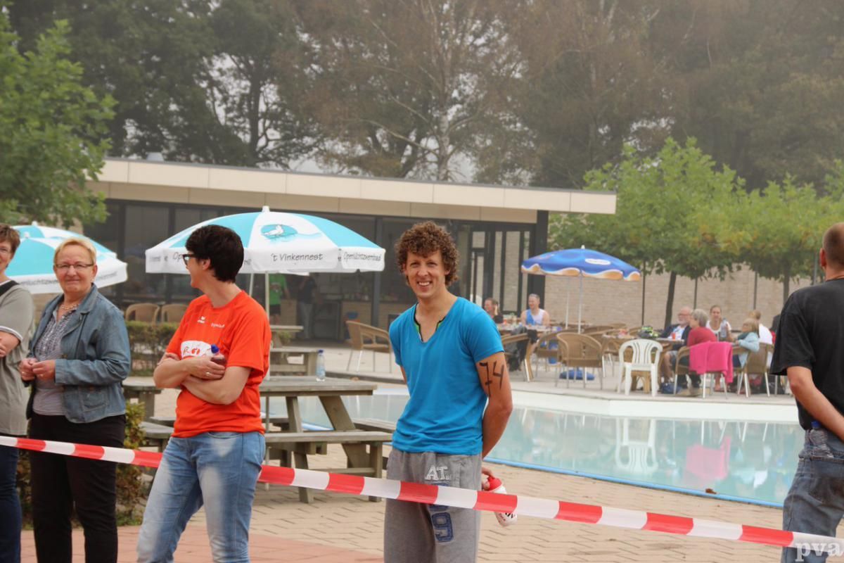 Triathlon Eibergen. Een groep mensen die voor een zwembad staat