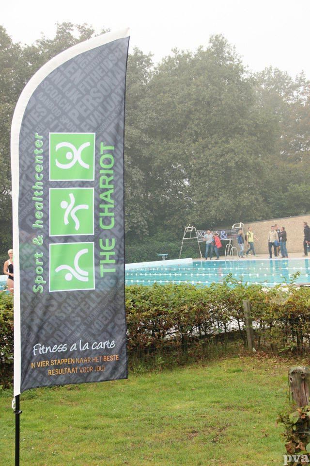 Triathlon Eibergen. Een groot spandoek met de tekst dat de wagen voor een zwembad staat