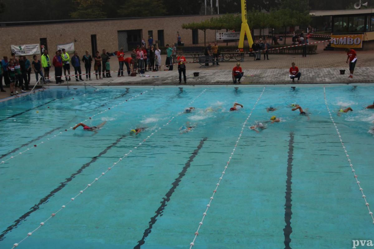 Triathlon Eibergen. Een groep mensen zwemt in een zwembad