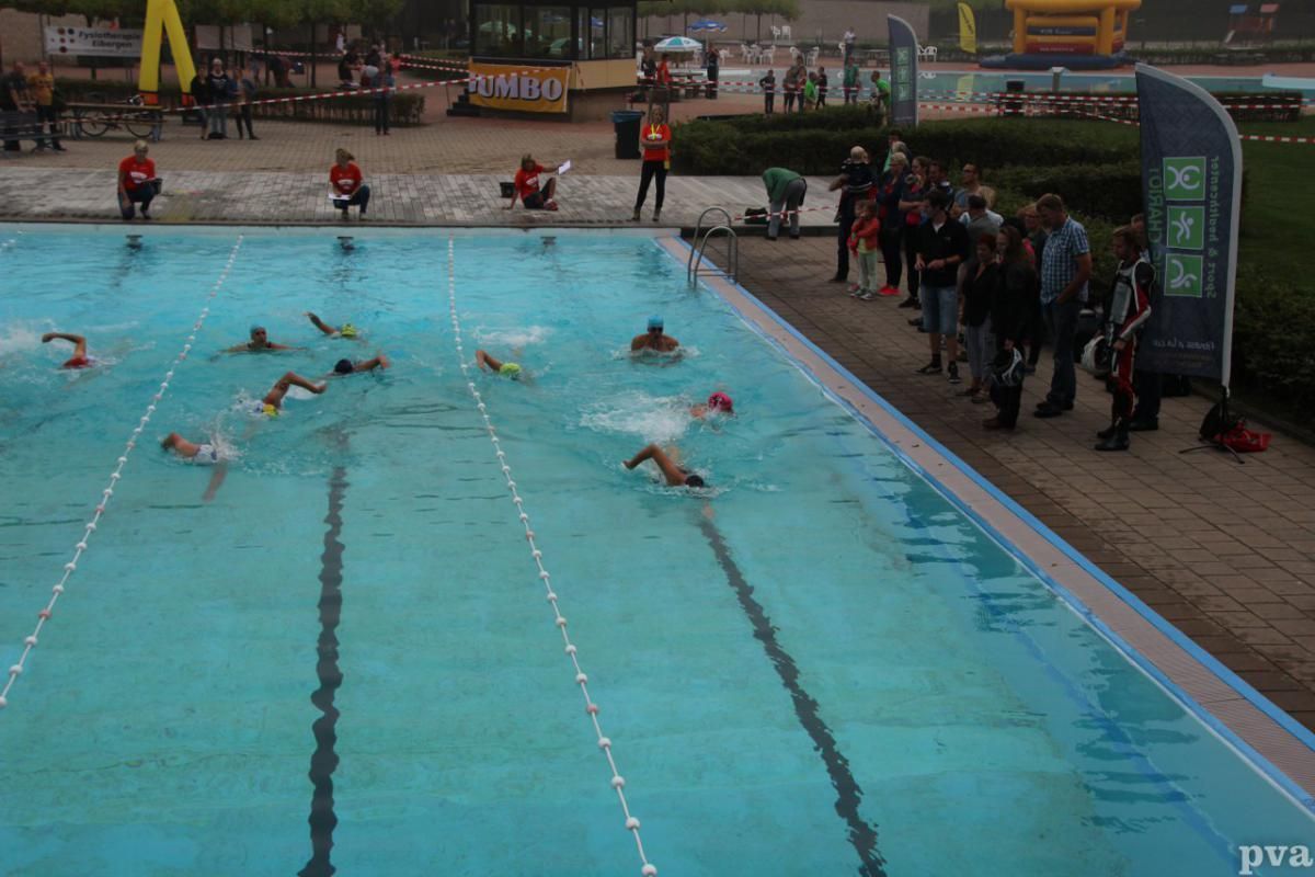 Triathlon Eibergen. Een groep mensen zwemt in een zwembad