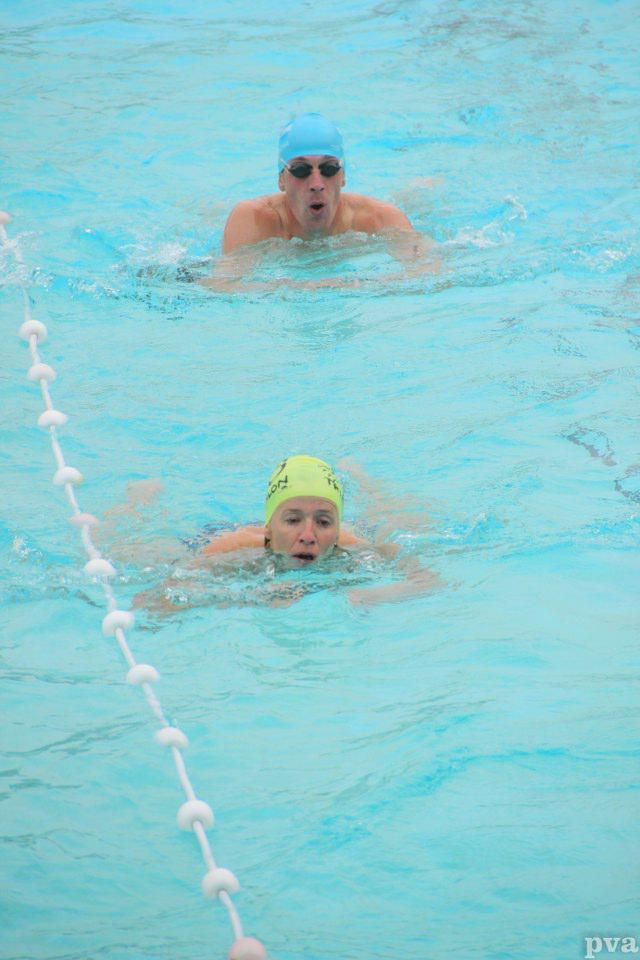Triathlon Eibergen. Een man en een vrouw zwemmen in een zwembad.