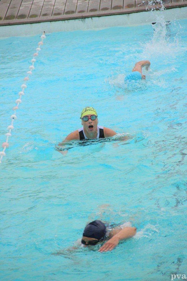 Triathlon Eibergen. Een groep mensen zwemt in een zwembad.