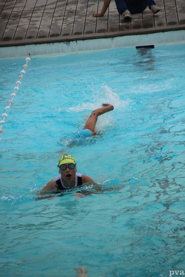 Triathlon Eibergen. Twee mensen zwemmen in een zwembad.