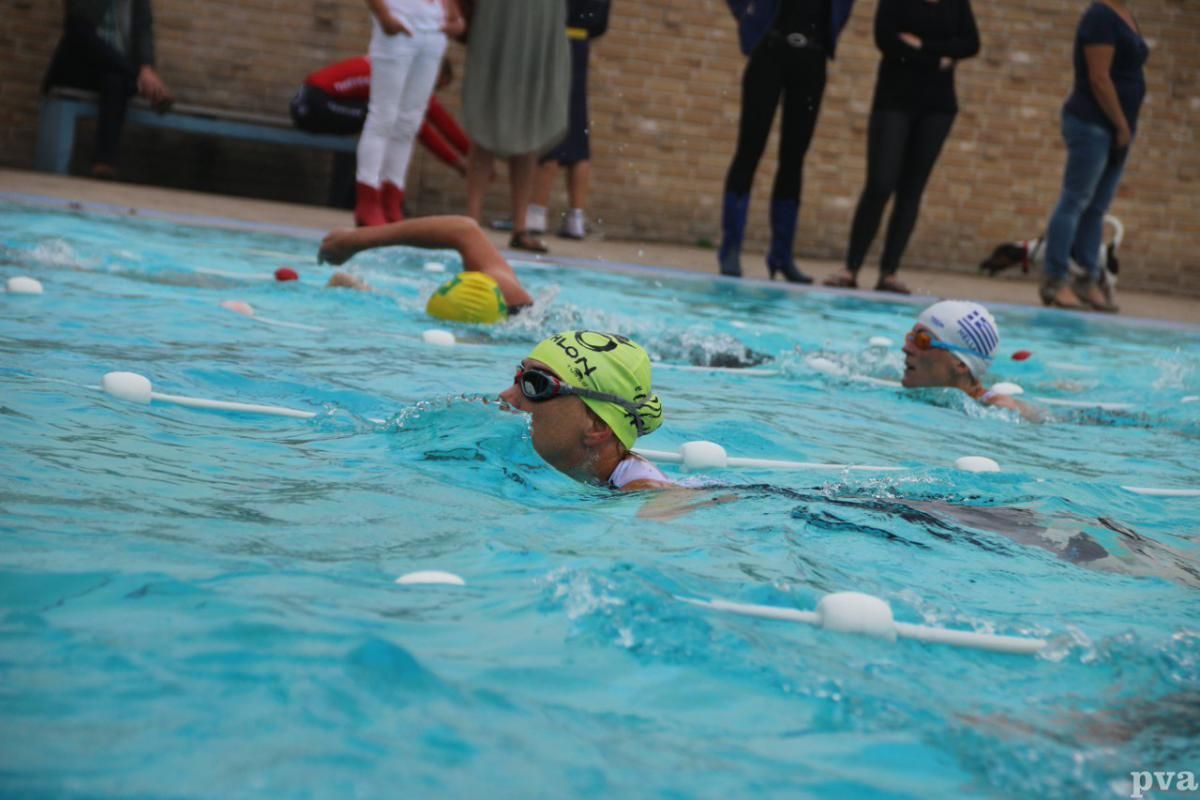 Triathlon Eibergen. Een groep mensen zwemt in een zwembad.