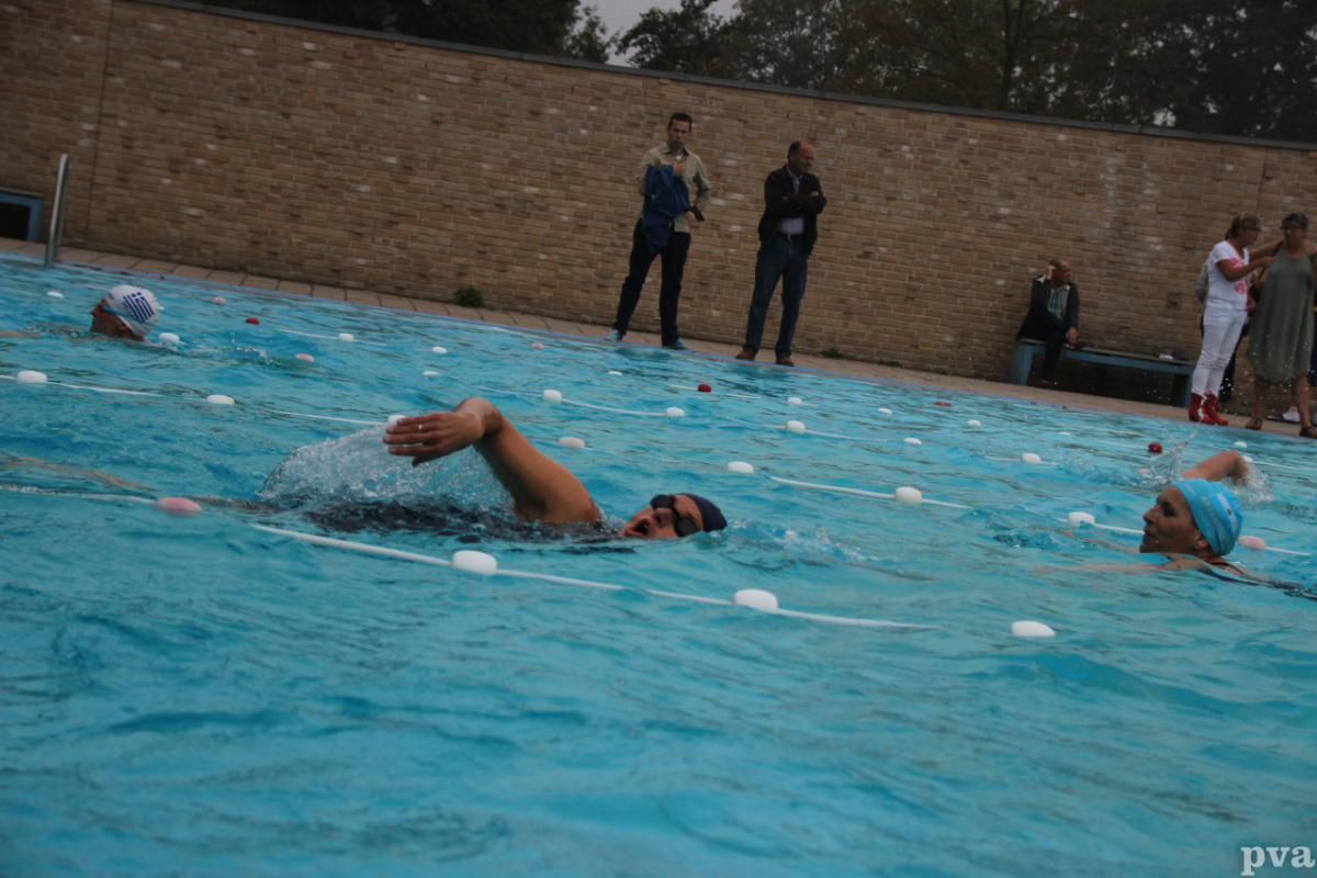 Triathlon Eibergen. Een groep mensen zwemt in een zwembad.