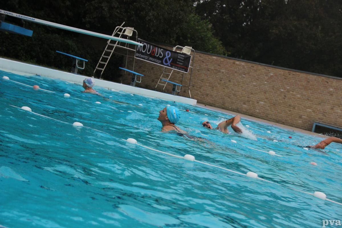 Triathlon Eibergen. Een groep mensen zwemt in een zwembad.
