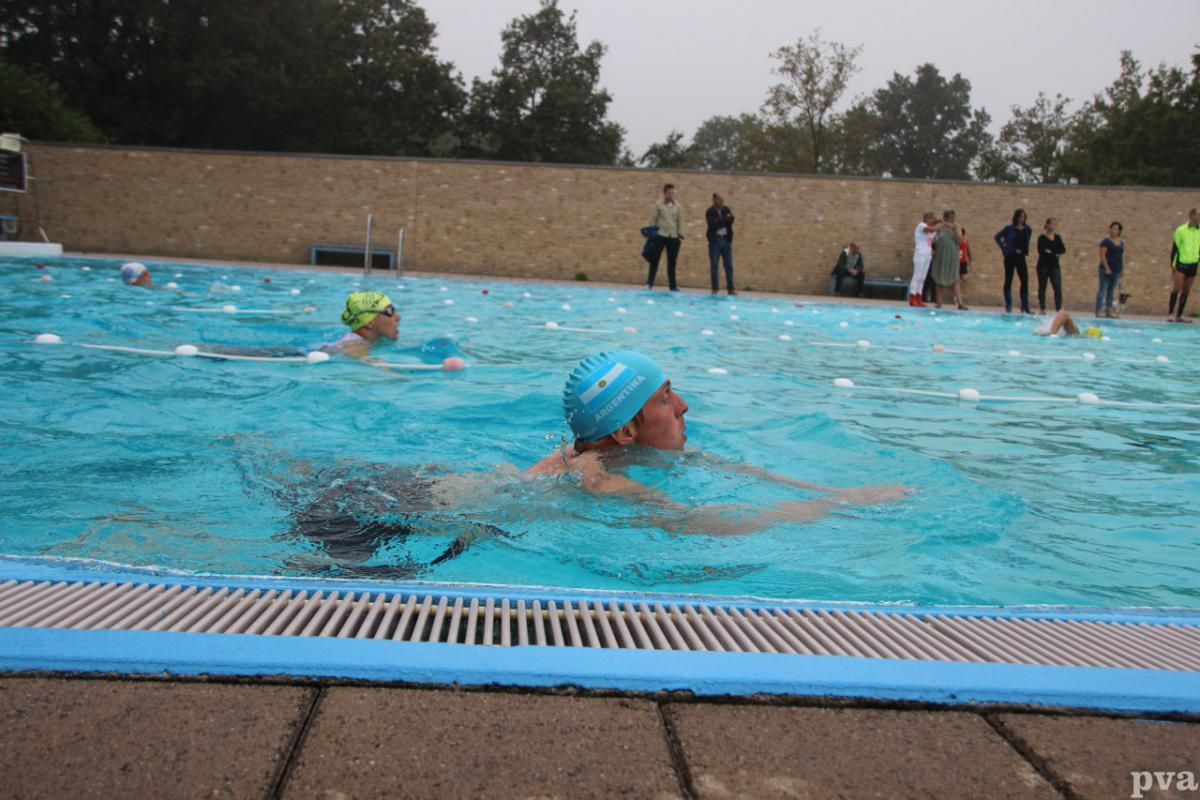 Triathlon Eibergen. Een groep mensen zwemt in een zwembad.