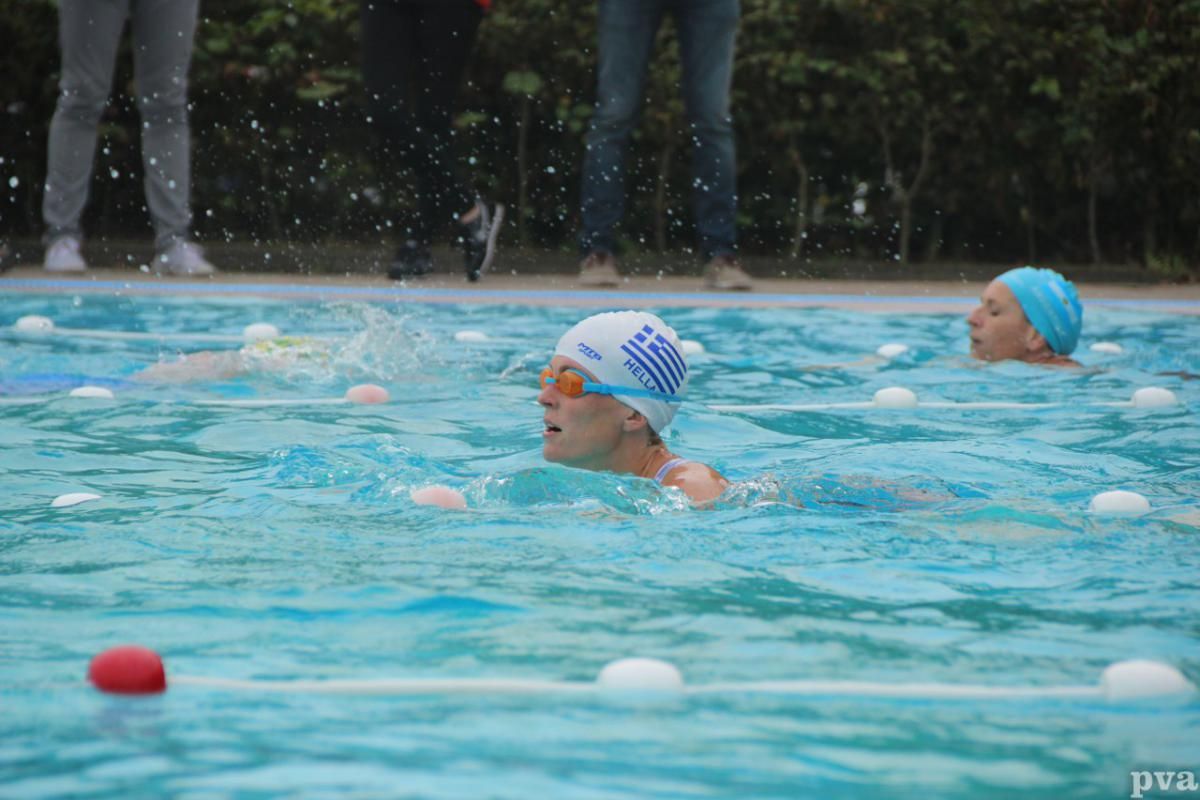 Triathlon Eibergen. Een groep mensen zwemt in een zwembad.