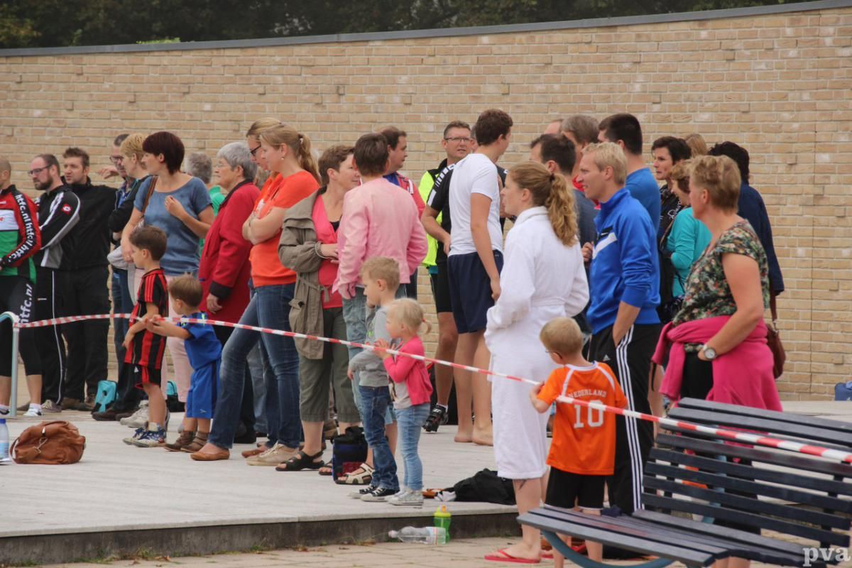 Triathlon Eibergen. Een groep mensen staat in een rij en een van hen draagt ​​een oranje shirt met het nummer 10 erop