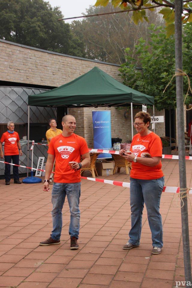 Een man en een vrouw staan ​​voor een groene tent