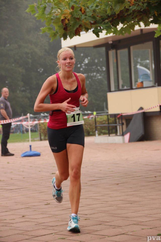 Een vrouw doet mee aan een race met nummer 17 op haar shirt.