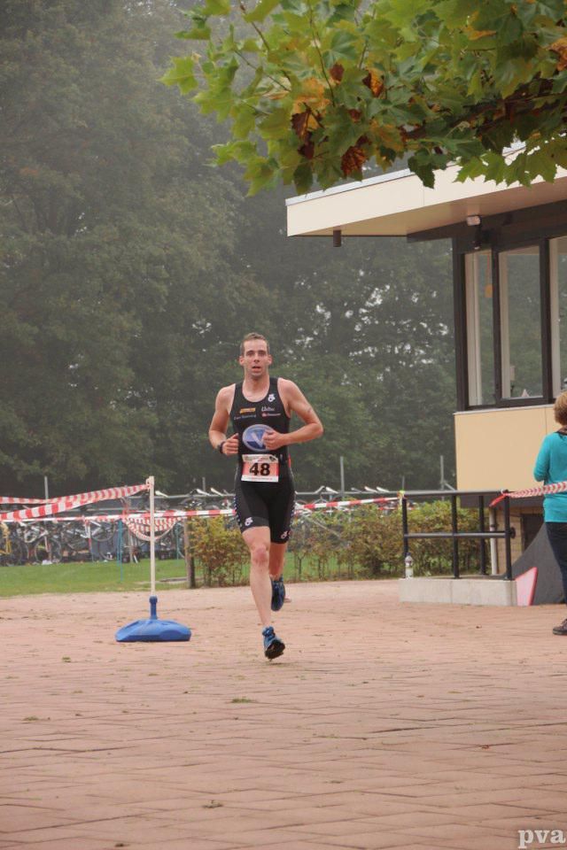 Een man rent mee in een race met het nummer 401 op zijn shirt