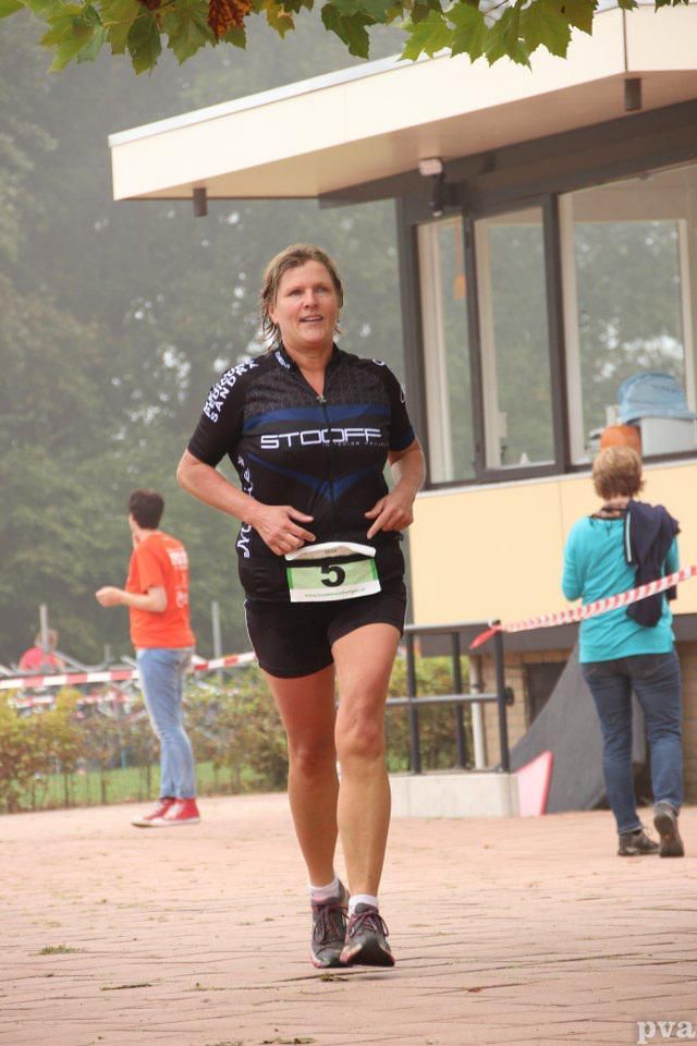 Een vrouw doet mee aan een wedstrijd met nummer 5 op haar startnummer.