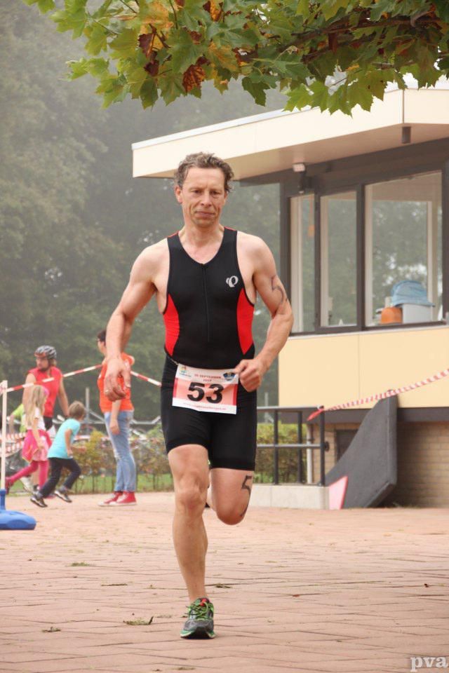 Een man rent mee in een race met het nummer 53 op zijn startnummer