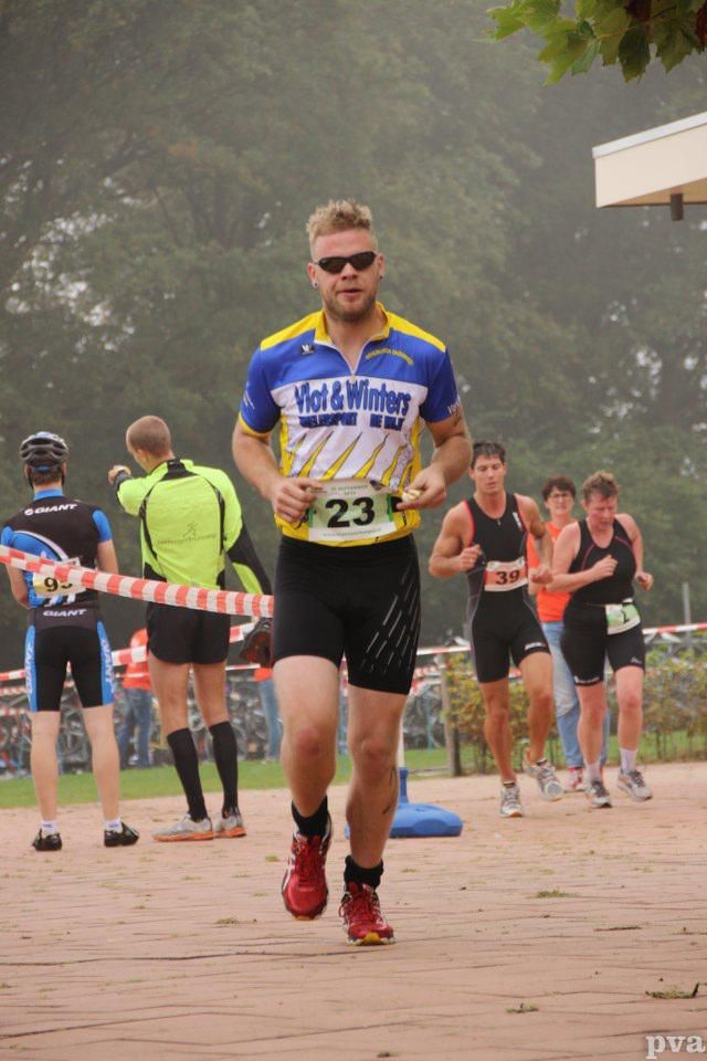 Een man die rent met het nummer 23 op zijn shirt