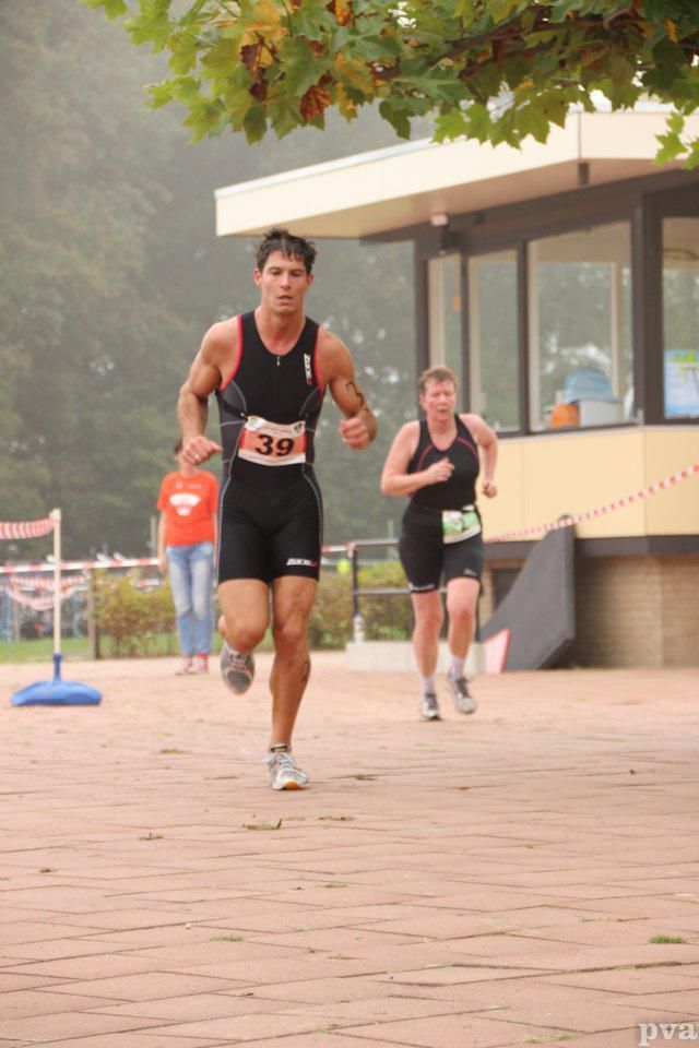 Een man en een vrouw doen mee aan een race.