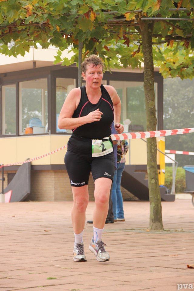 Een vrouw doet mee aan een wedstrijd met nummer 1 op haar startnummer.