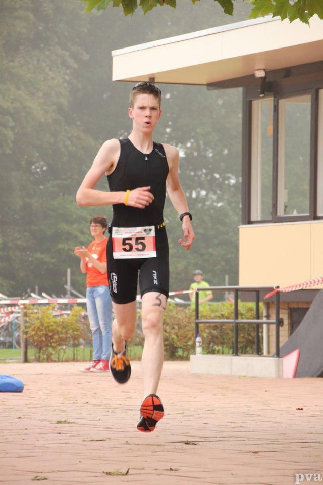 Een jongeman doet mee aan een race met nummer 55 op zijn shirt.