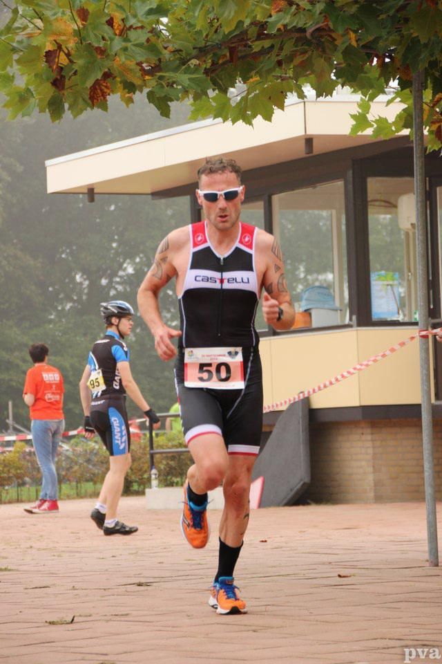 Een man die rent met het nummer 50 op zijn shirt