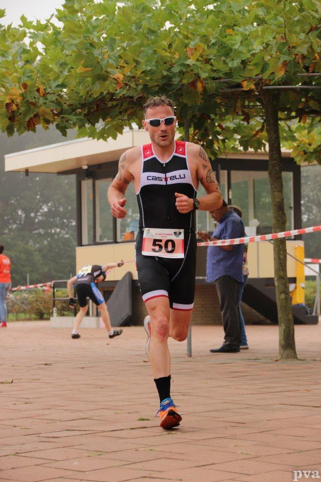 Een man rent mee aan een race met het nummer 50 op zijn shirt.