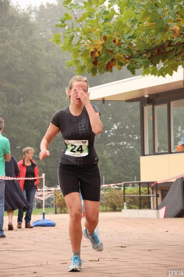 Een vrouw doet mee aan een race met nummer 24 op haar shirt.