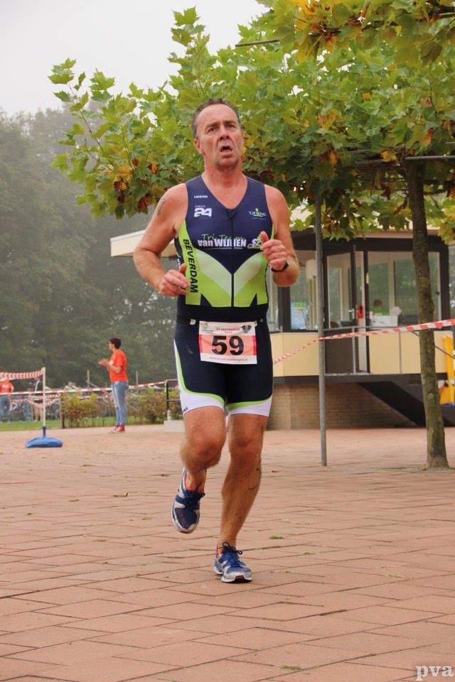 Een man die rent met het nummer 59 op zijn shirt