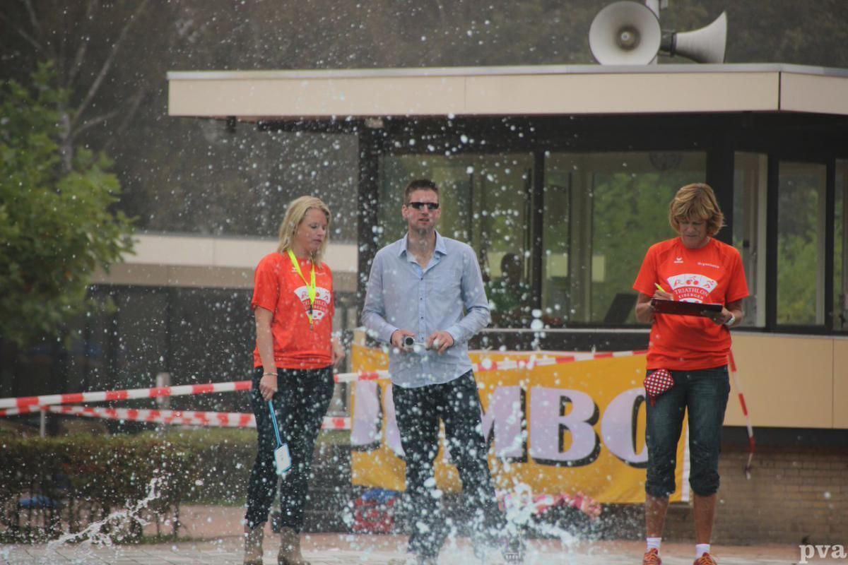 Een groep mensen die voor een groot bord staat