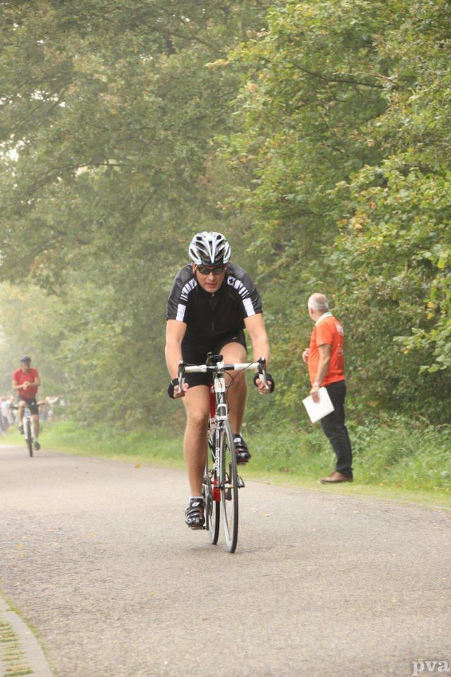 Een man fietst over een weg.