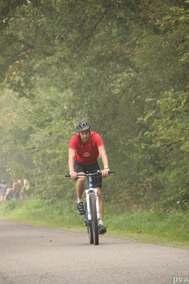 Een man fietst over een weg.