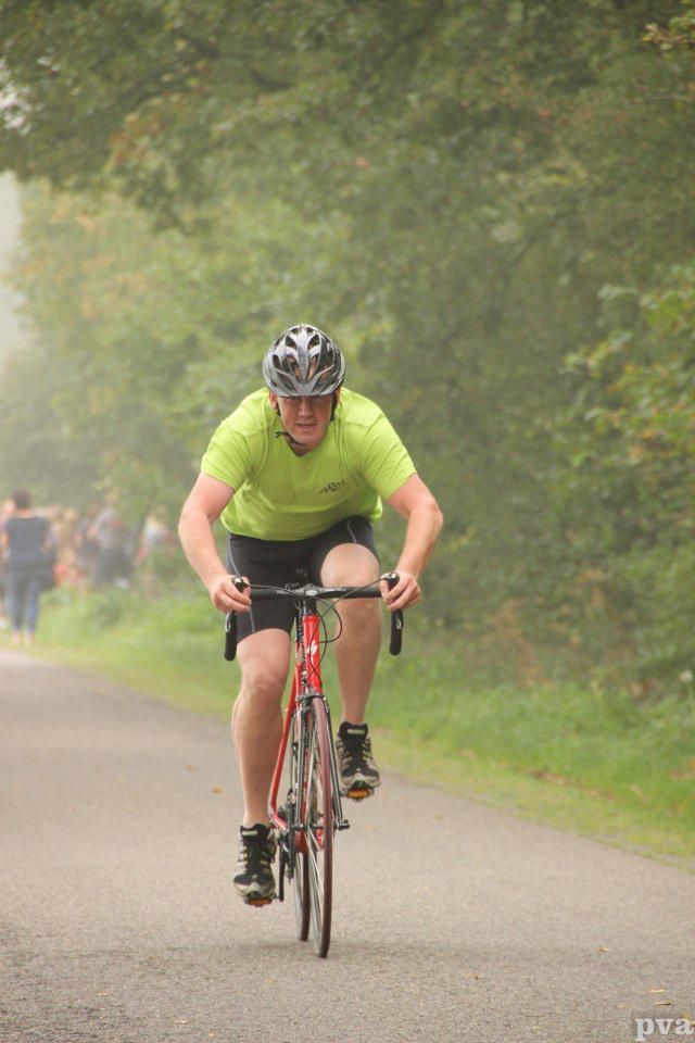 Een man fietst over een weg.