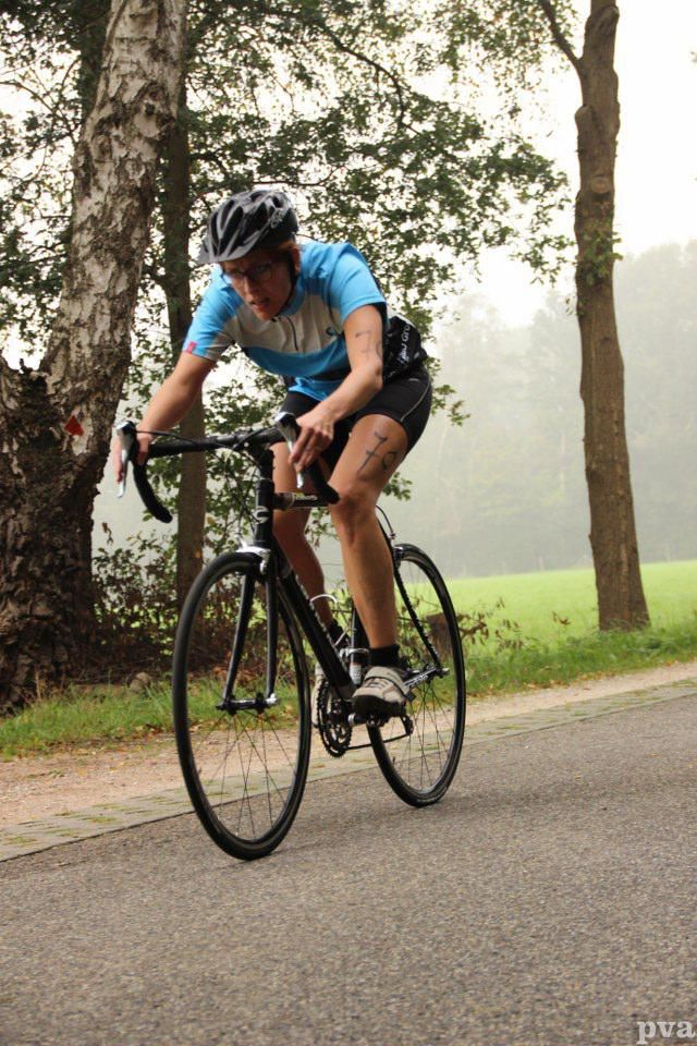 Triathlon Eibergen. Iemand fietst over een weg.