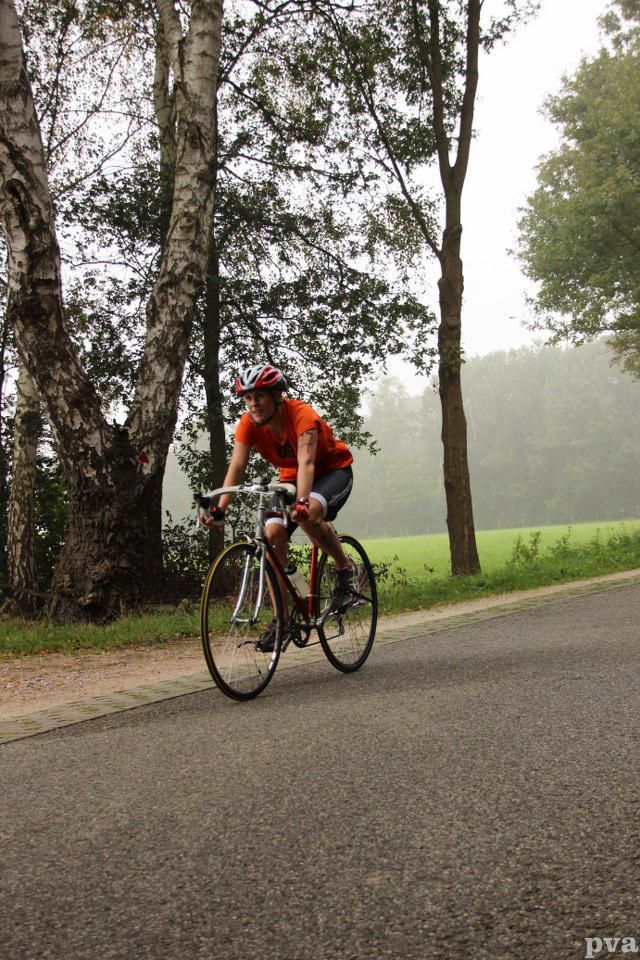Triathlon Eibergen. Een man fietst over een weg.