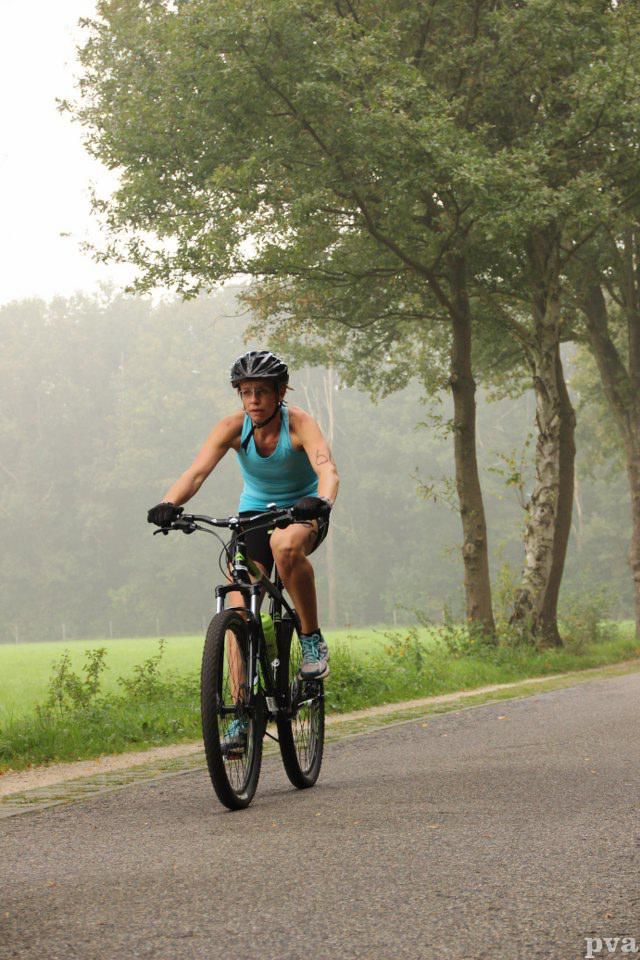 Triathlon Eibergen. Een vrouw fietst over een weg.