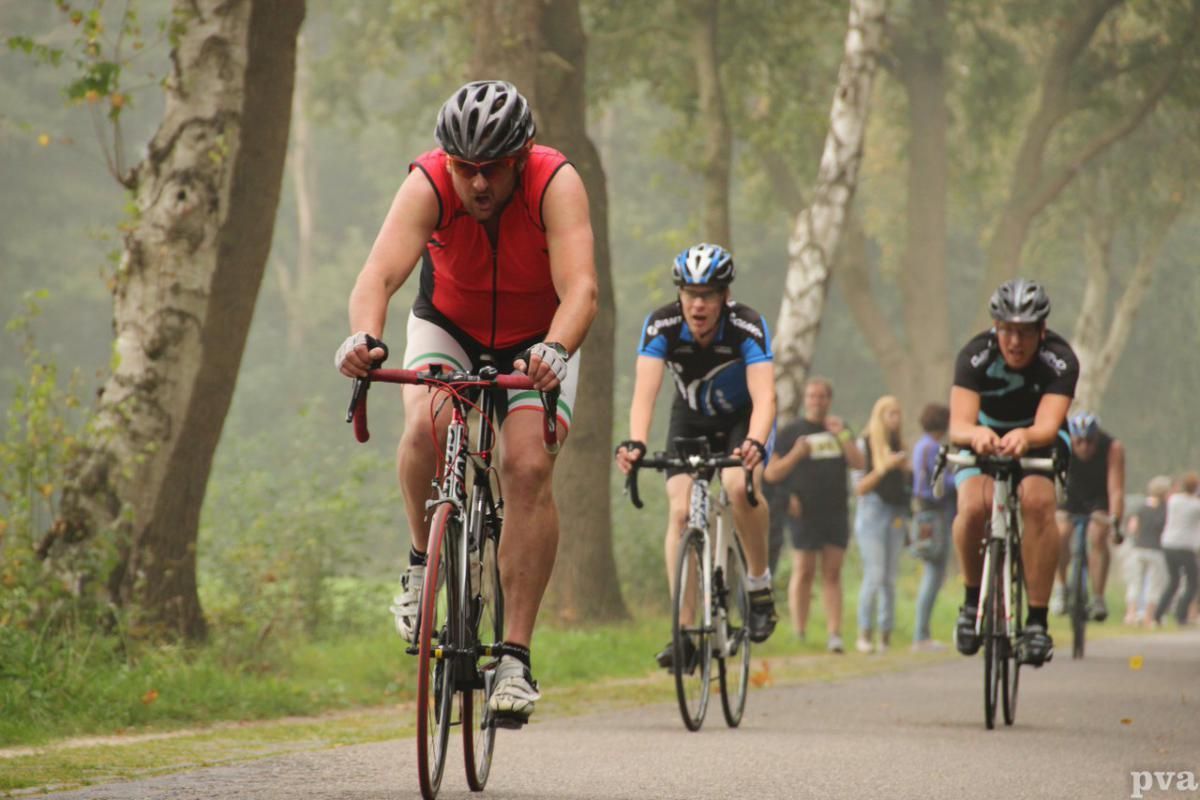 Triathlon Eibergen. Een groep mannen fietst over een weg.
