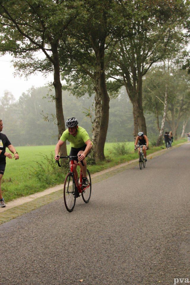 Triathlon Eibergen. Een groep mensen fietst over een weg.