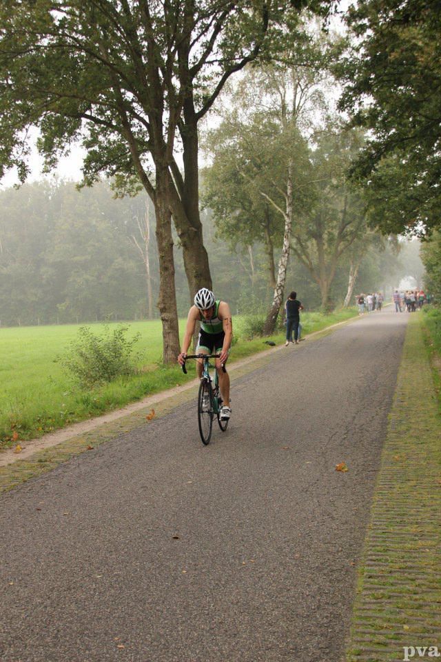 Triathlon Eibergen. Een man fietst over een weg.