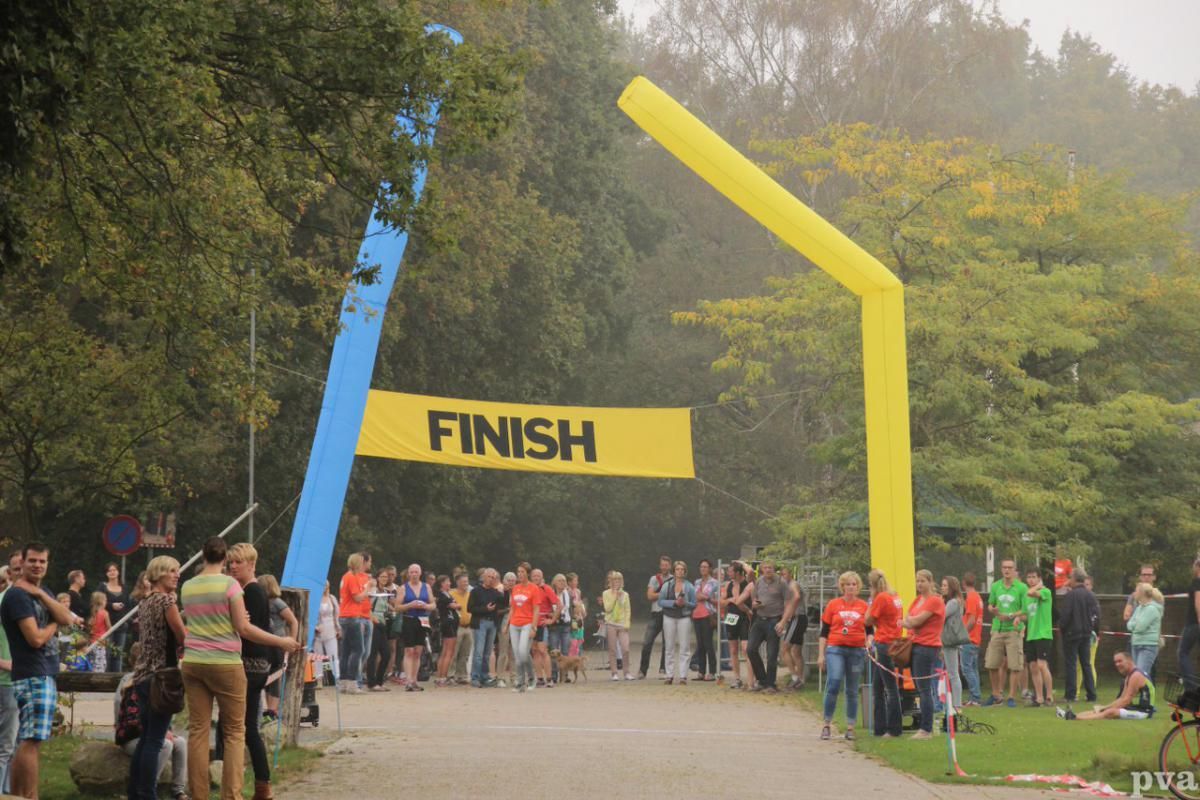 Triathlon Eibergen. Een groep mensen verzamelt zich bij de finish van een race.