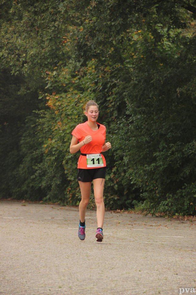 Triathlon Eibergen. Een vrouw rent een race op de weg.