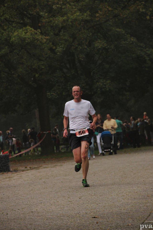 Triathlon Eibergen. Een man doet mee aan een race in een park.