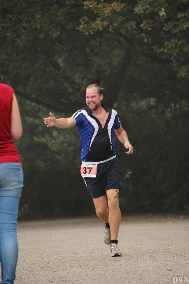 Triathlon Eibergen. Een man met startnummer 37 rent in een park